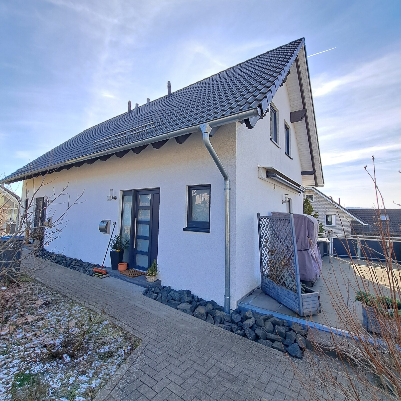 Neuwertiges Doppelhaus mit zwei Wohneinheiten, 6 Garagen u. Carport in Bad Berleburg-Raumland