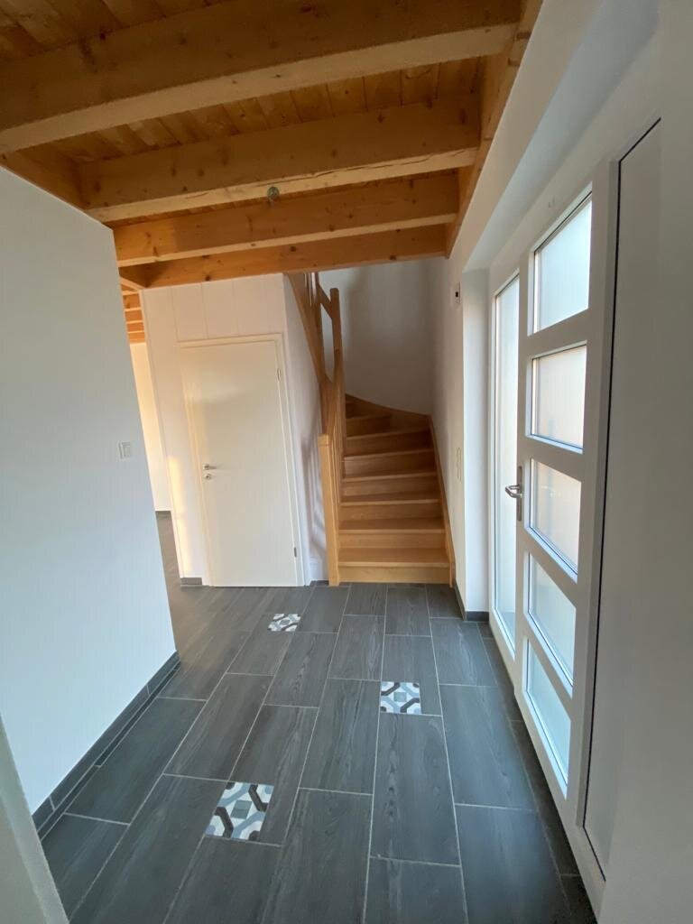 Neuwertiges Doppelhaus mit zwei Wohneinheiten, 6 Garagen u. Carport in Bad Berleburg-Raumland