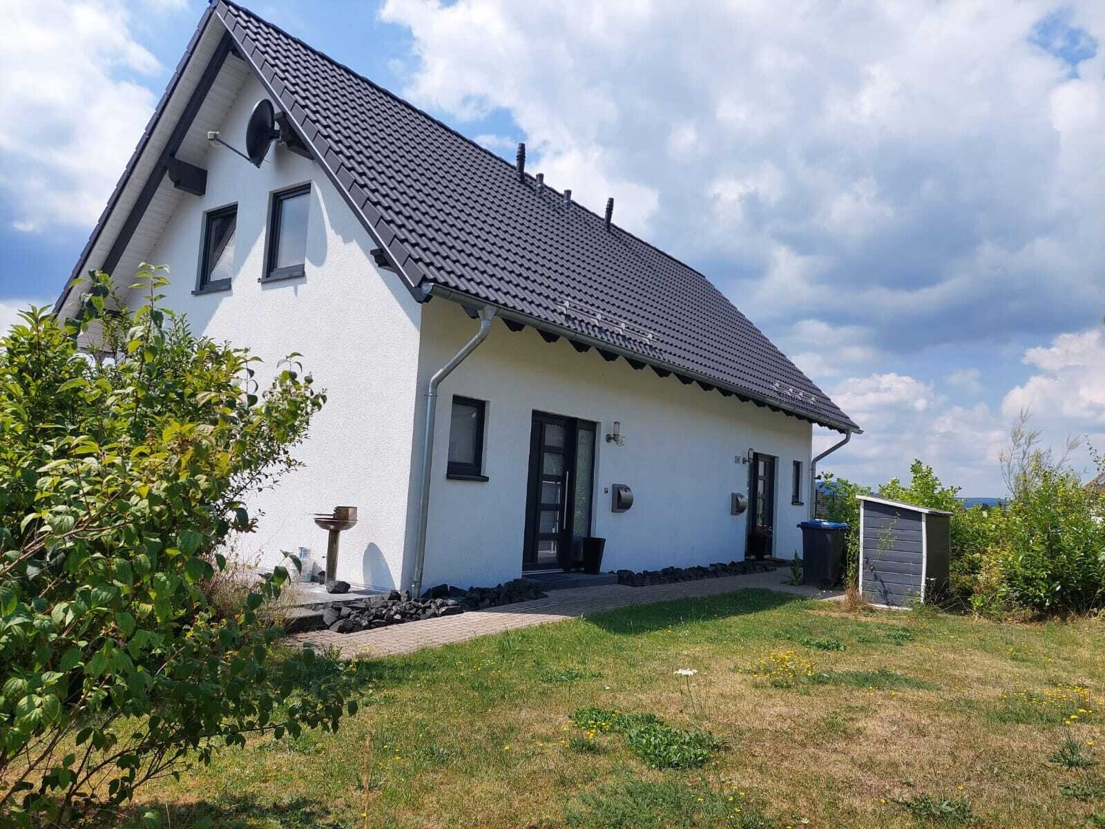 Lichtdurchflutet, hoher Komfort - neuwertige Doppelhaushälfte mit 3 Garagen und 1 Carport in Bad Berleburg-Raumland