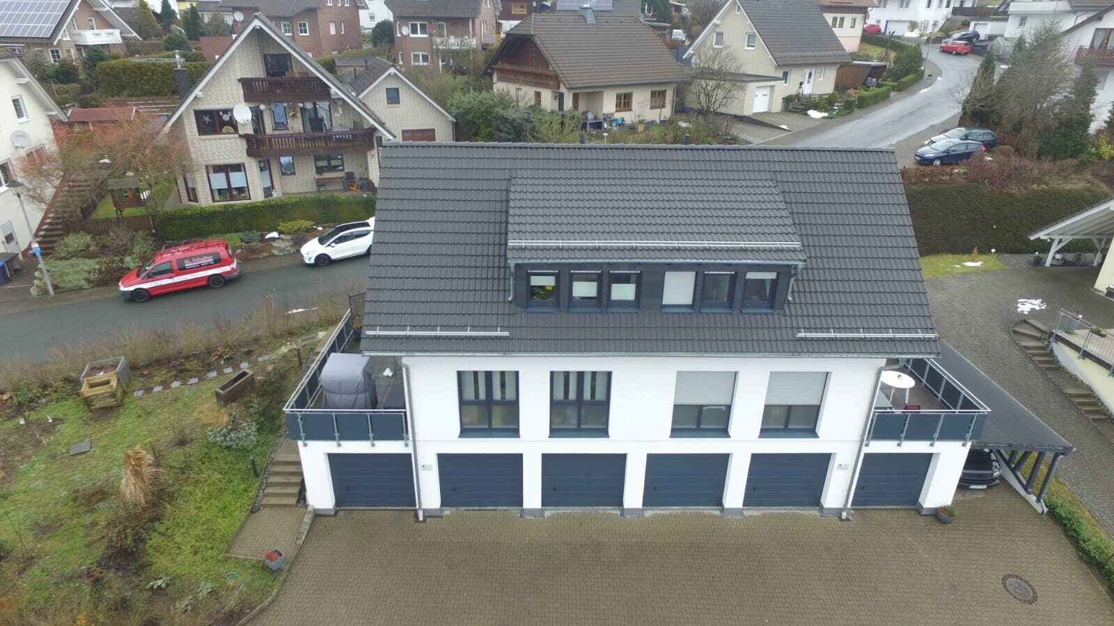 Lichtdurchflutet, hoher Komfort - neuwertige Doppelhaushälfte mit 3 Garagen in Bad Berleburg-Raumland