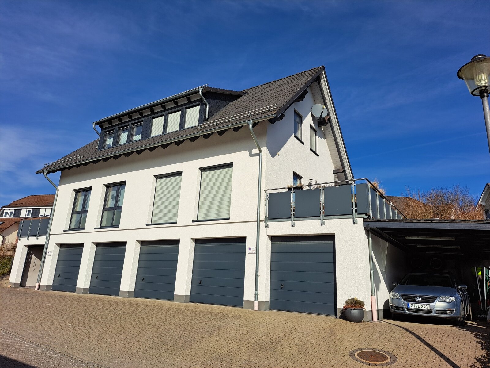 Lichtdurchflutet, hoher Komfort - neuwertige Doppelhaushälfte mit 3 Garagen und 1 Carport in Bad Berleburg-Raumland