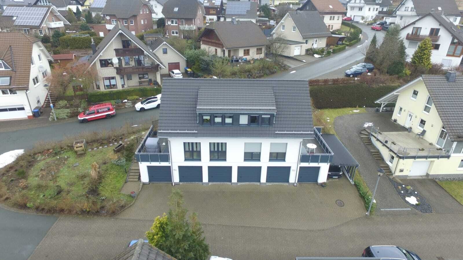Lichtdurchflutet, hoher Komfort - neuwertige Doppelhaushälfte mit 3 Garagen und 1 Carport in Bad Berleburg-Raumland