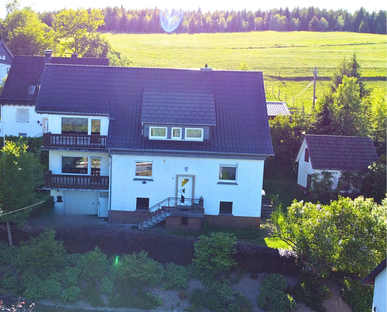 Vielseitig nutzbares Wohnhaus mit großzügigem Garten, Garage und zwei sonnigen Balkonen in schöner Wohnlage von Bad Berleburg-Aue