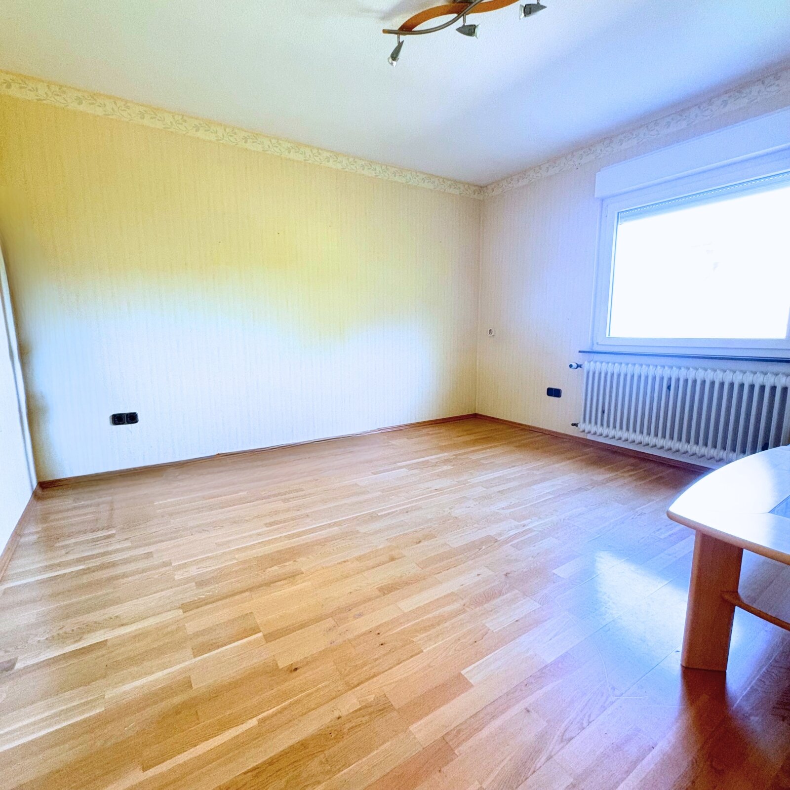 Vielseitig nutzbares Wohnhaus mit großzügigem Garten, Garage und zwei sonnigen Balkonen in schöner Wohnlage von Bad Berleburg-Aue
