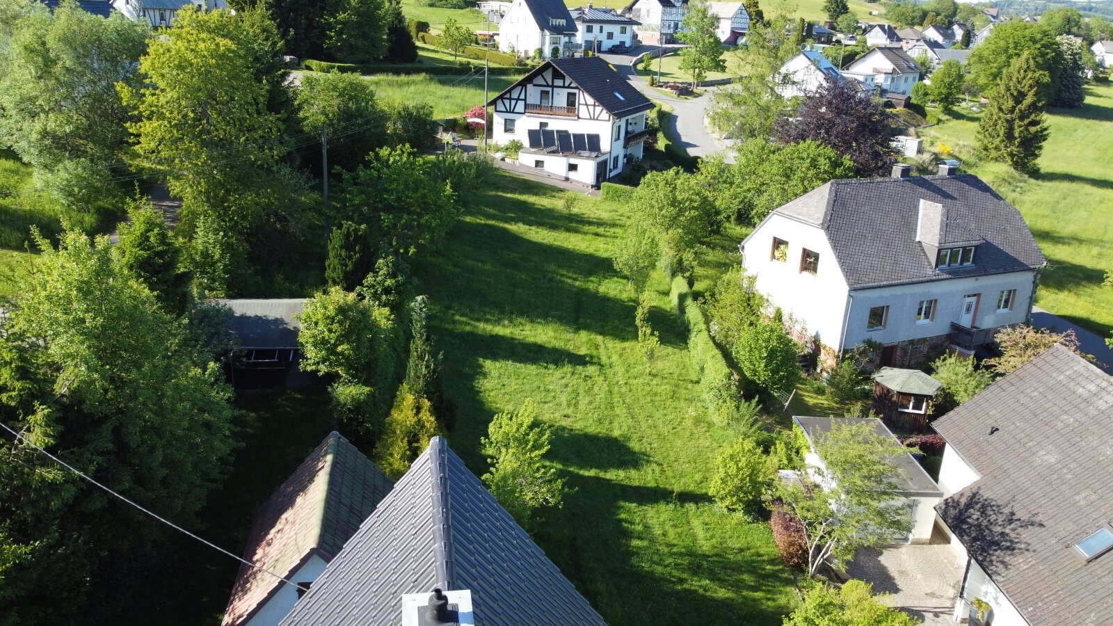 Vielseitig nutzbares Wohnhaus mit großzügigem Garten, Garage und zwei sonnigen Balkonen in schöner Wohnlage von Bad Berleburg-Aue