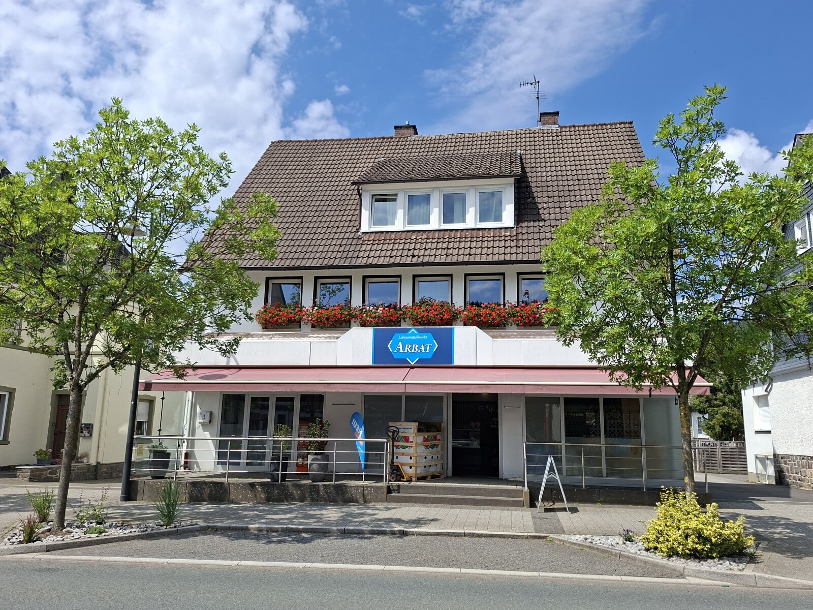+++ Mitten in Bad Berleburg +++ Wohn-/Geschäftshaus und Baugrundstück mit viel Potenzial