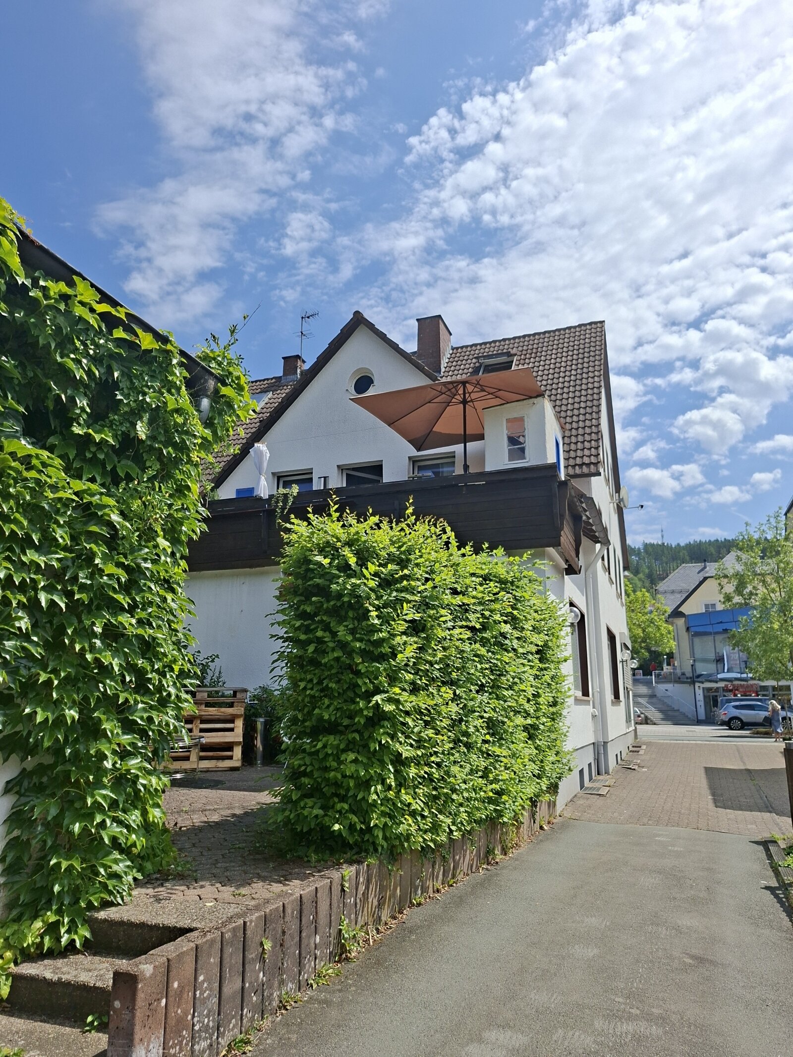 +++ Mitten in Bad Berleburg +++ Wohn-/Geschäftshaus und Baugrundstück mit viel Potenzial