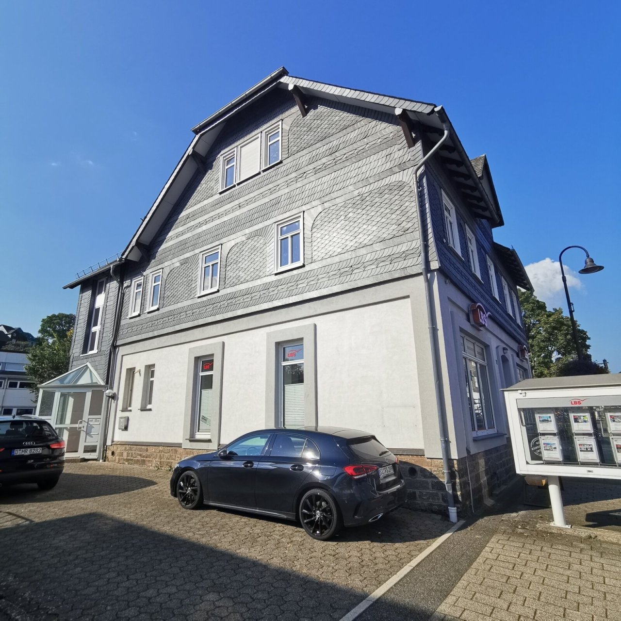 Eingangsbereich mit Parkflächen Eingangsbereich mit Parkflächen