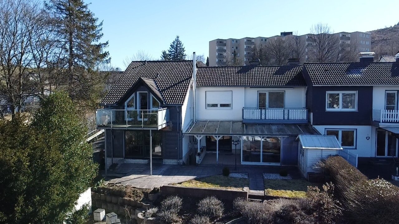 Ansicht Rückseite mit Garten und Terrasse Ansicht Rückseite mit Garten und Terrasse