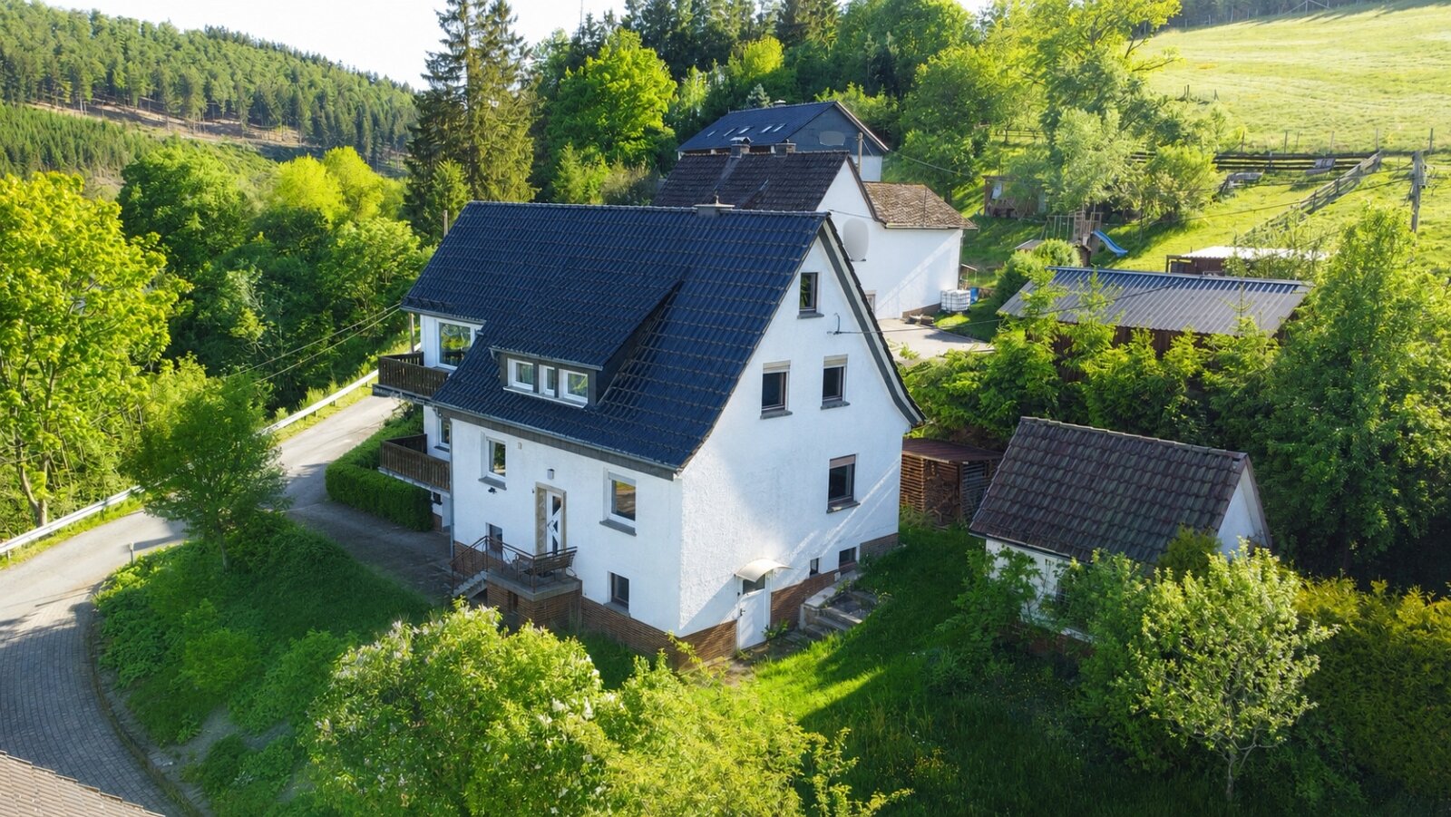 Bad Berleburg-Aue: Vielseitig nutzbares Wohnhaus mit großzügigem Garten, Garage und zwei sonnigen Balkonen in schöner Wohnlage von Bad Berleburg-Aue 