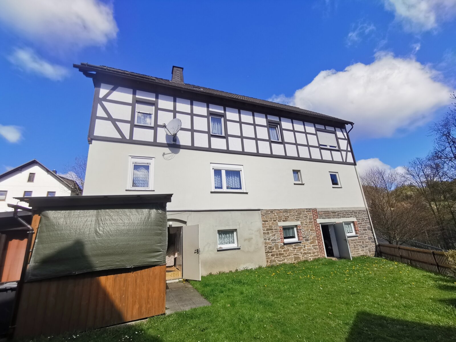 Charmanter Fachwerkstil trifft auf vielseitige Wohnmöglichkeiten 